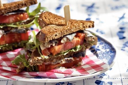 Clubsandwich met tomaat en sardines