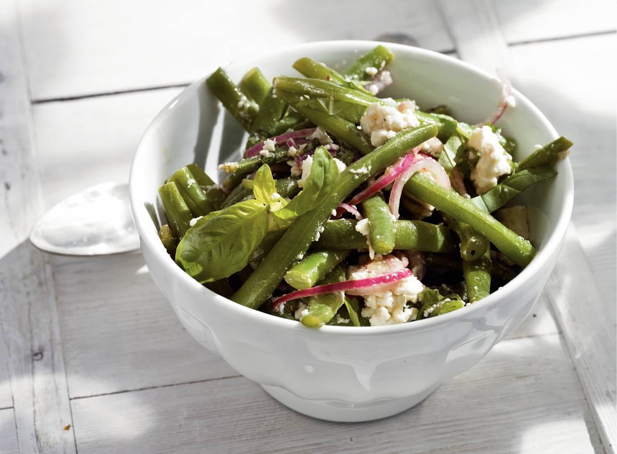 Sperziebonensalade met kaas en basilicum