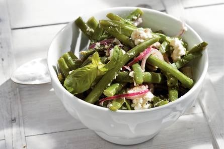 Sperziebonensalade met kaas en basilicum