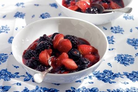Rood zomerfruit in rode saus