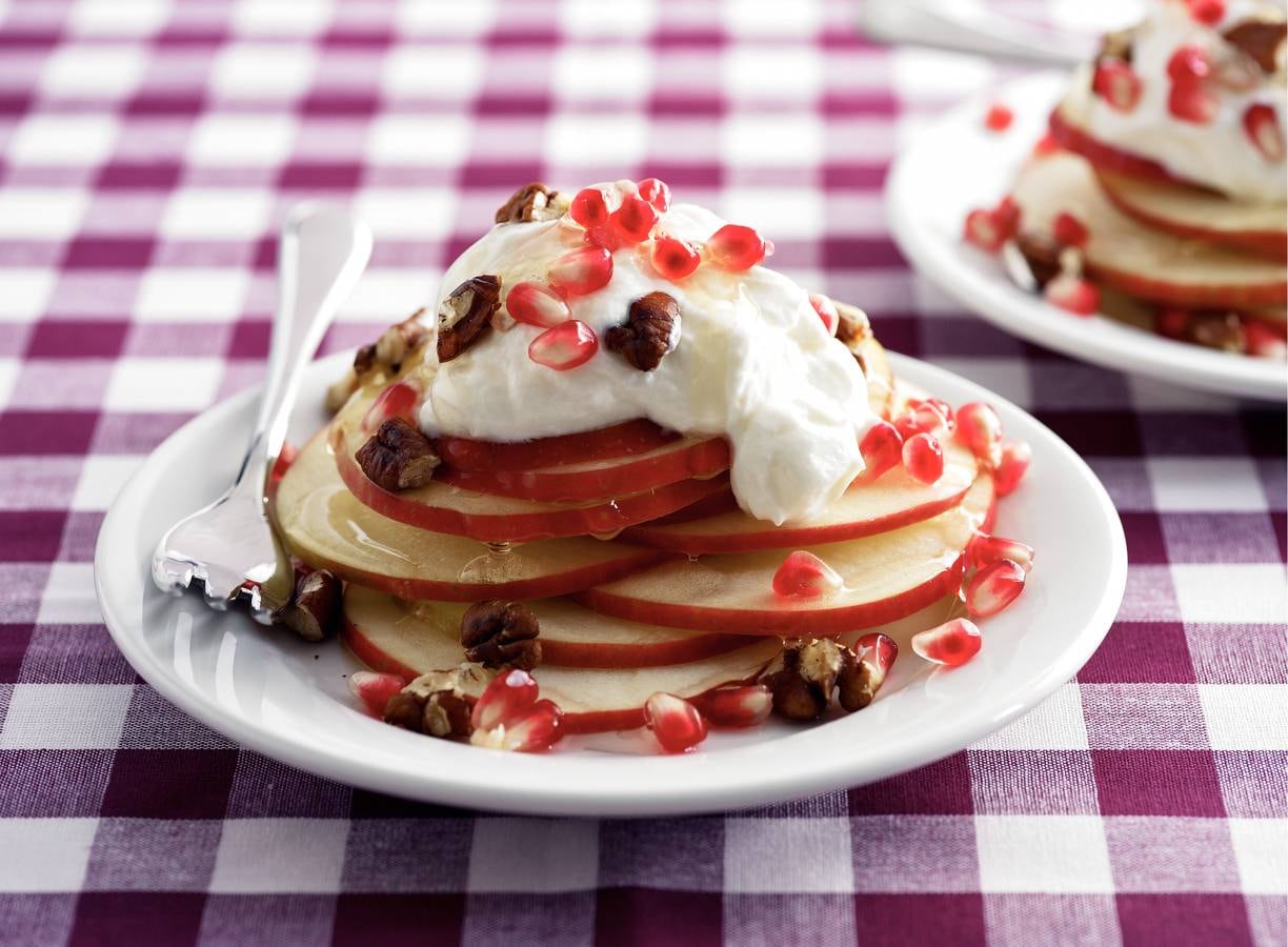 Appel met Griekse yoghurt en granaatappelpitten
