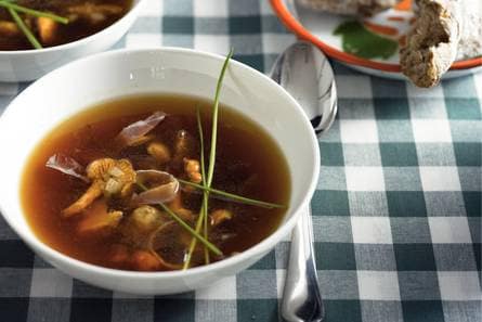 Heldere bouillon met cantharellen