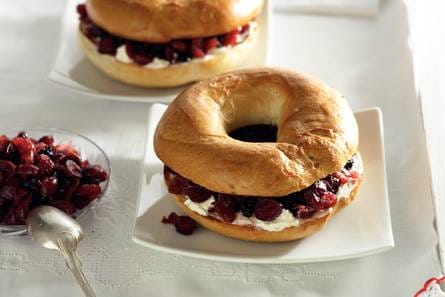 Bagel met rood winterfruit
