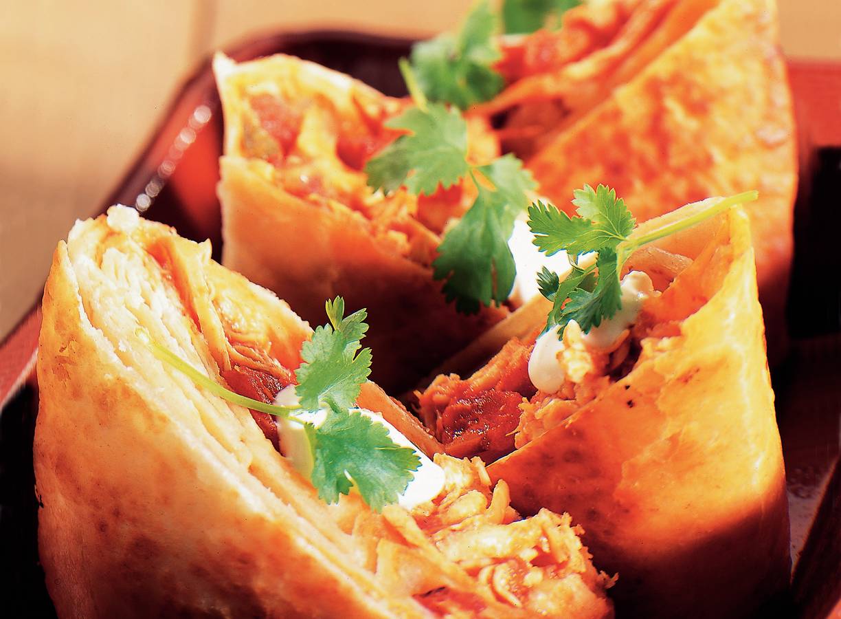 Bloemtortilla's gevuld met kip