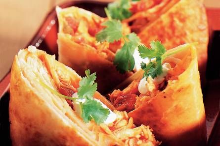 Bloemtortilla's gevuld met kip