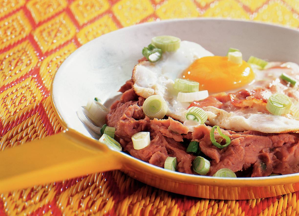 Spiegelei met gebakken bonen en bacon