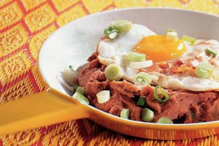 Spiegelei met gebakken bonen en bacon