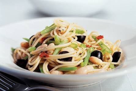 Spaghetti met twee kleuren bonen
