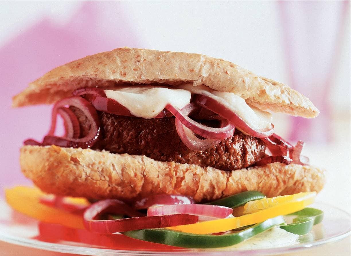 Broodje tartaar met paprikasalade