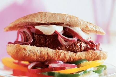 Broodje tartaar met paprikasalade
