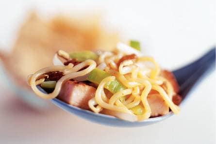 Mie met zoetzure saus