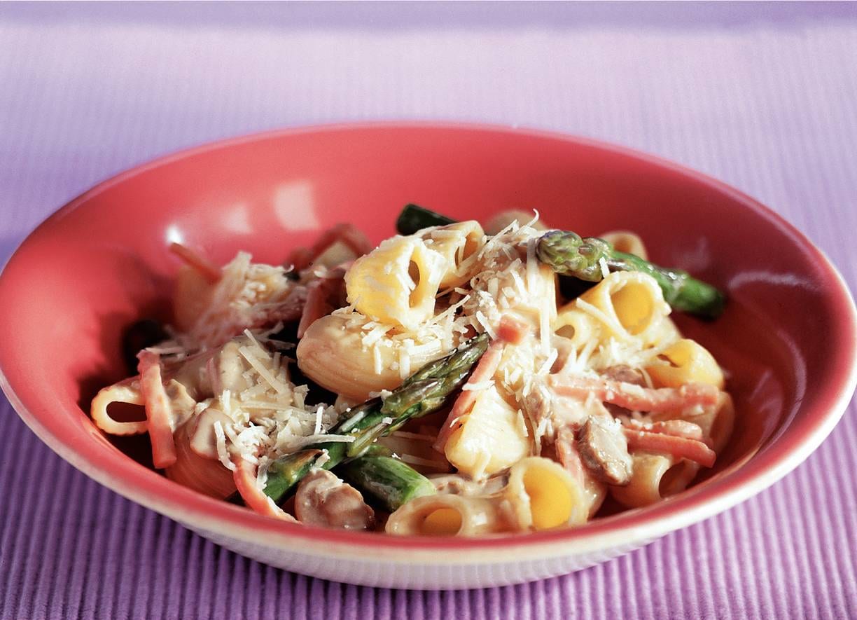 Pasta met asperge-champignonsaus