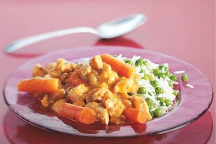 Kip in currykokossaus