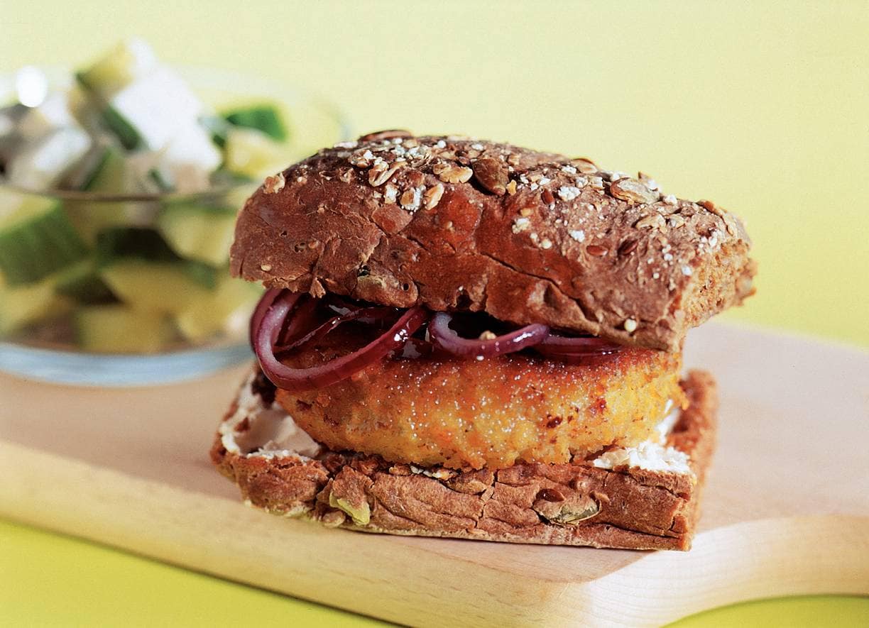 Uienburgers met komkommersalade