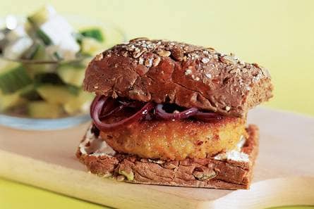 Uienburgers met komkommersalade