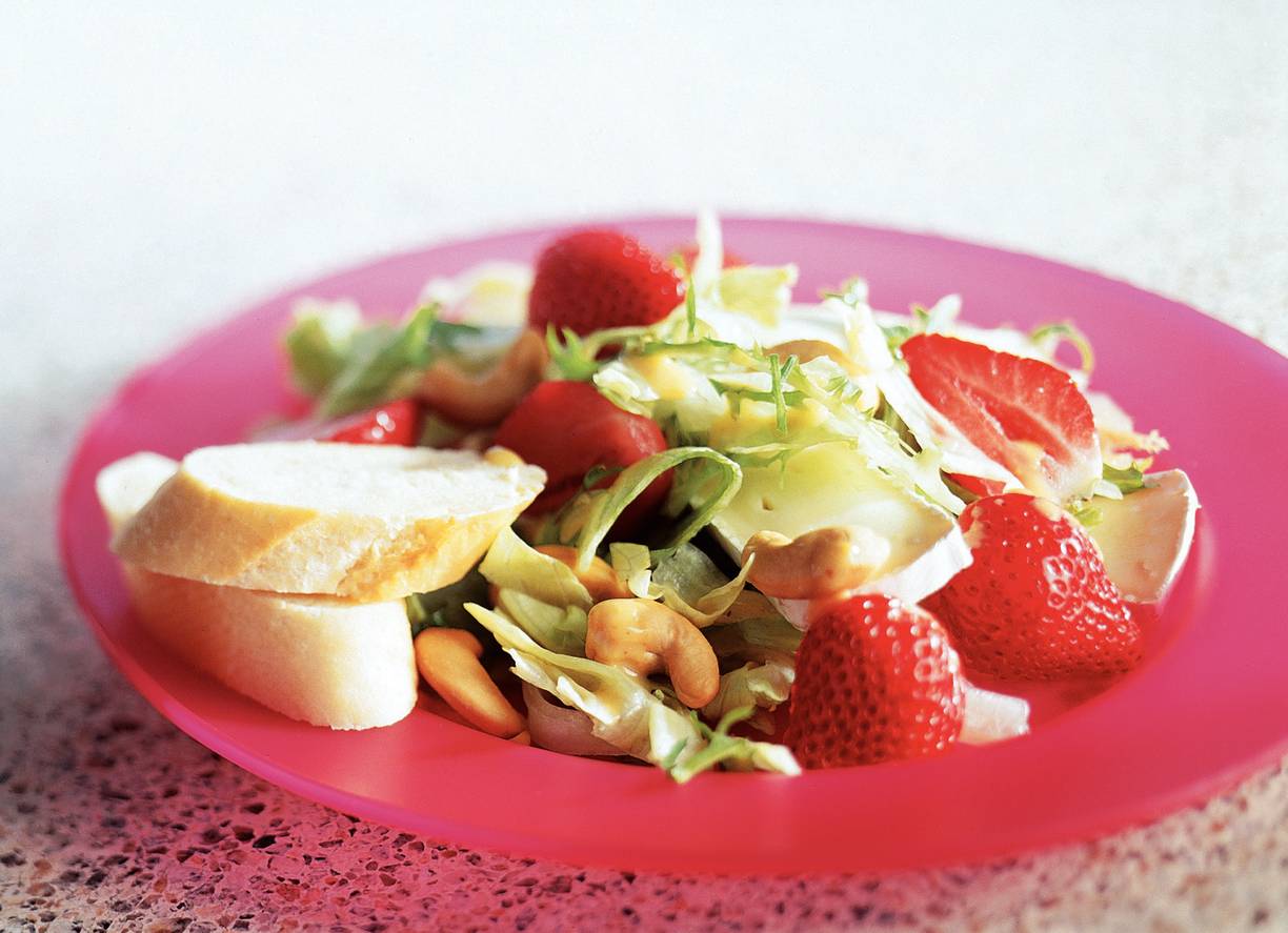 Maaltijdsalade met aardbeien en brie