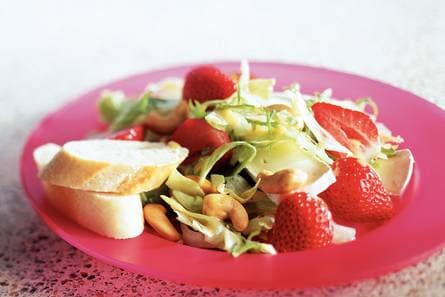 Maaltijdsalade met aardbeien en brie