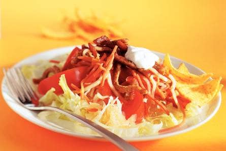 Gemengde salade met cajunreepjes