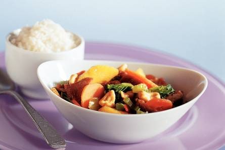 Wok­scho­tel met per­zik en rijst