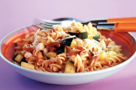 Pasta met tomaten-kaassaus