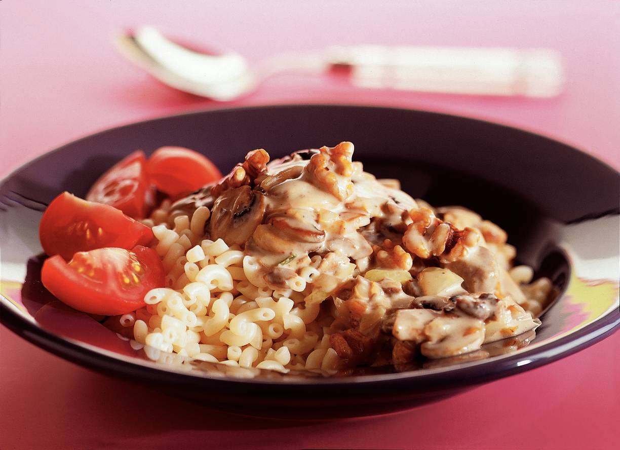 Macaroni met champignon-notensaus