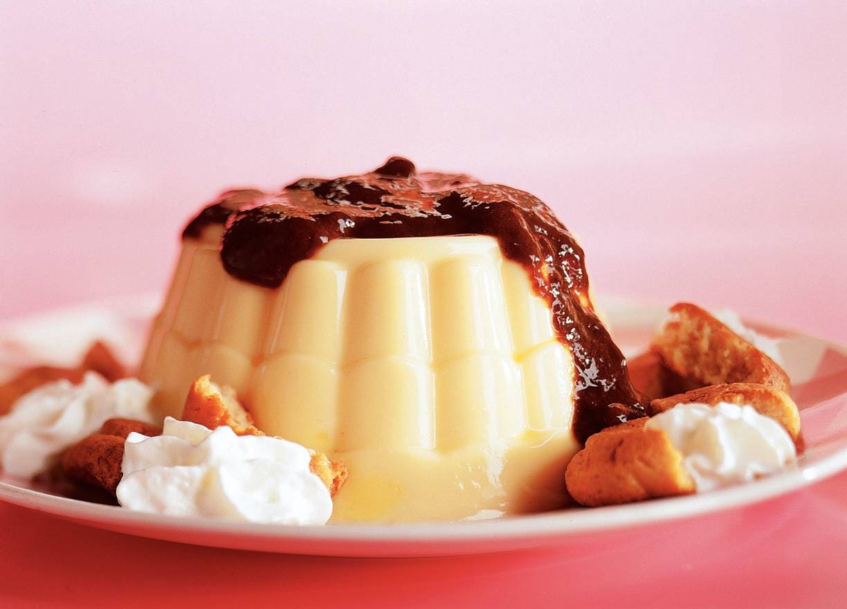 Pudding met pruimensaus