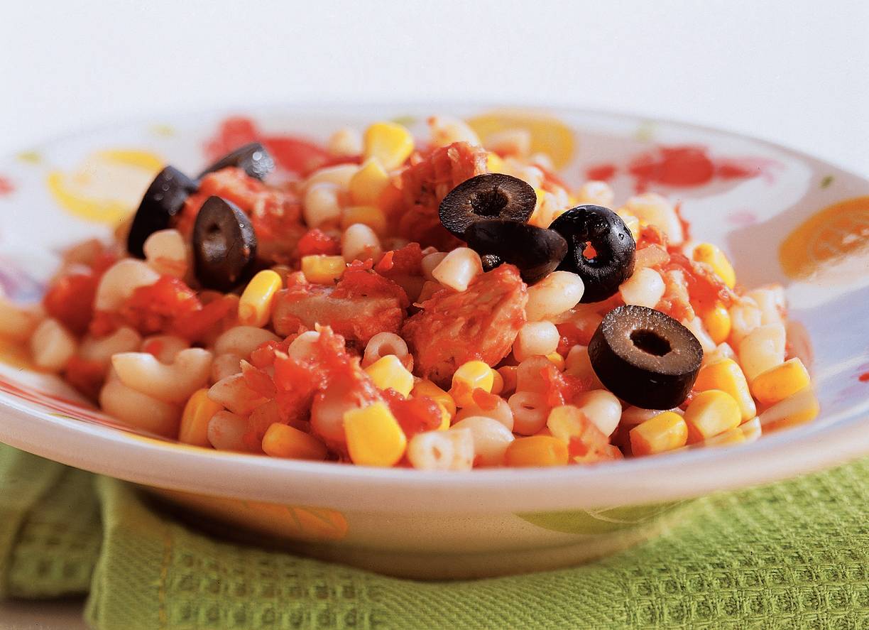 Macaroni met tomaten-vissaus
