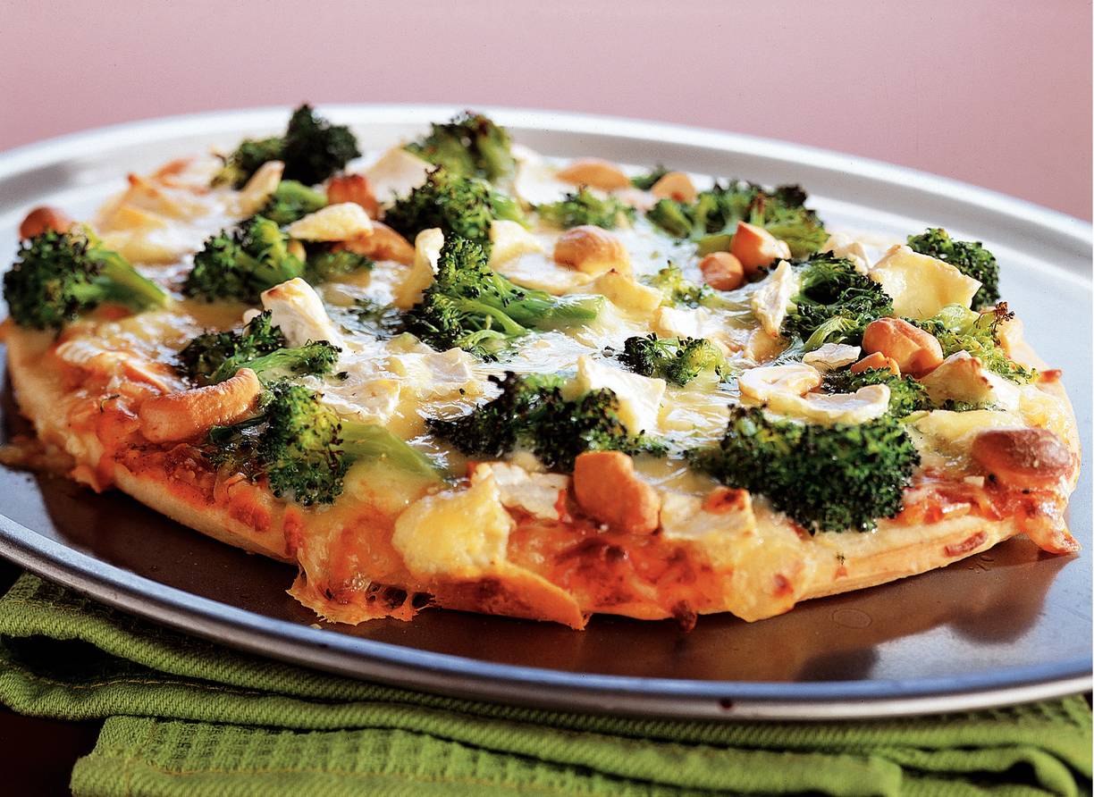Broccoli-briepizza met cashewnoten