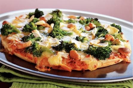 Broccoli-briepizza met cashewnoten