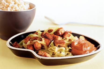 Tofu met spitskool en satésaus