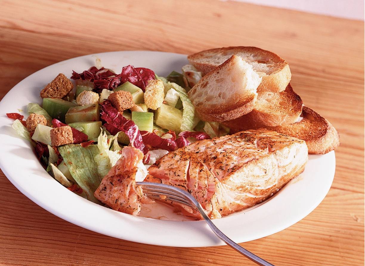 Gebakken zalmfilet met frisse salade