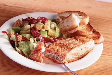 Gebakken zalmfilet met frisse salade