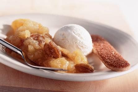 IJs met warme appelkaneelcompote