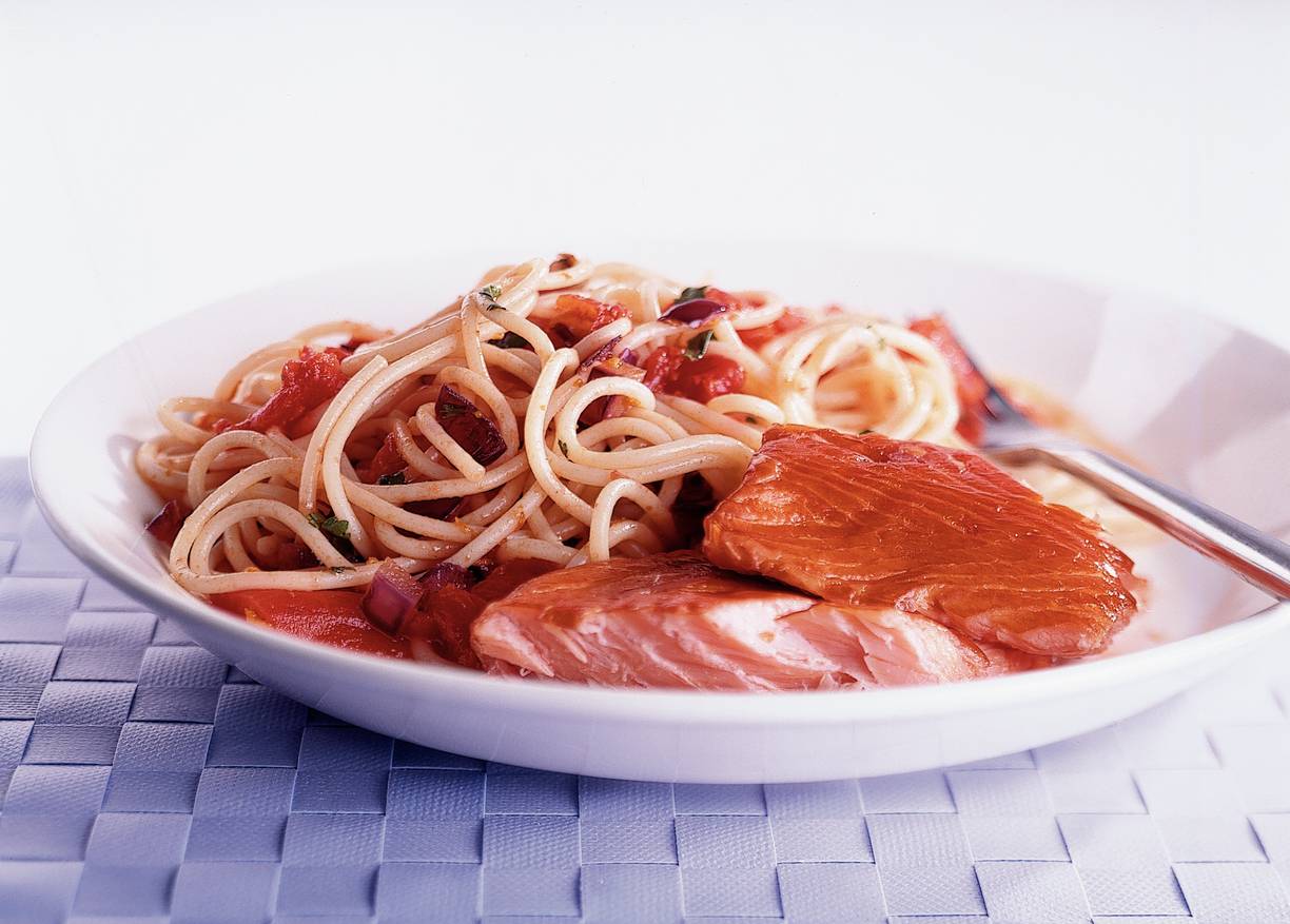 Spaghettini met zalm en sinaasappelsaus