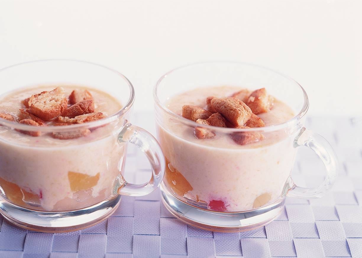Fruityoghurt met bitterkoekjes