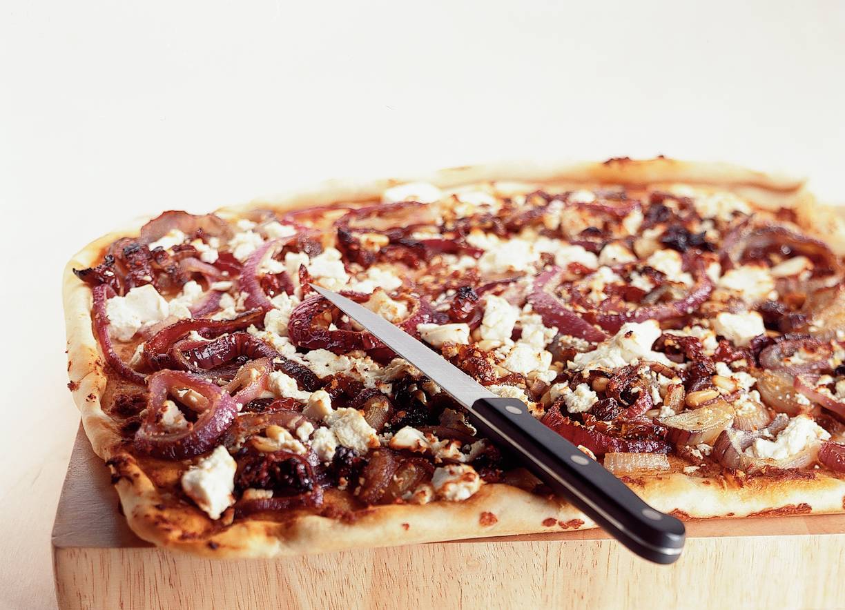 Pizza met witte kaasblokjes