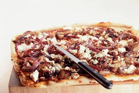 Pizza met witte kaasblokjes
