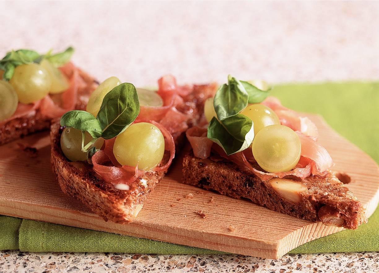 Crostini met ham en druiven