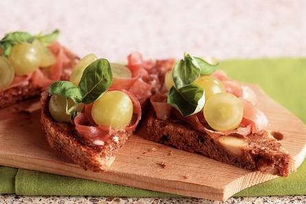 Crostini met ham en druiven