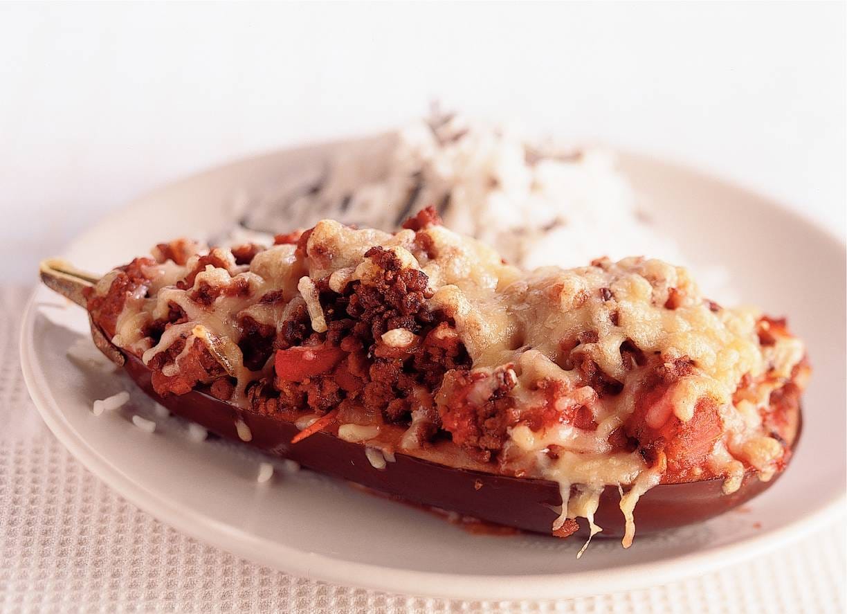 Aubergine gevuld met pittig fijngehakt