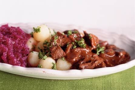 Boeuf bourguignon met rode kool & minikrieltjes