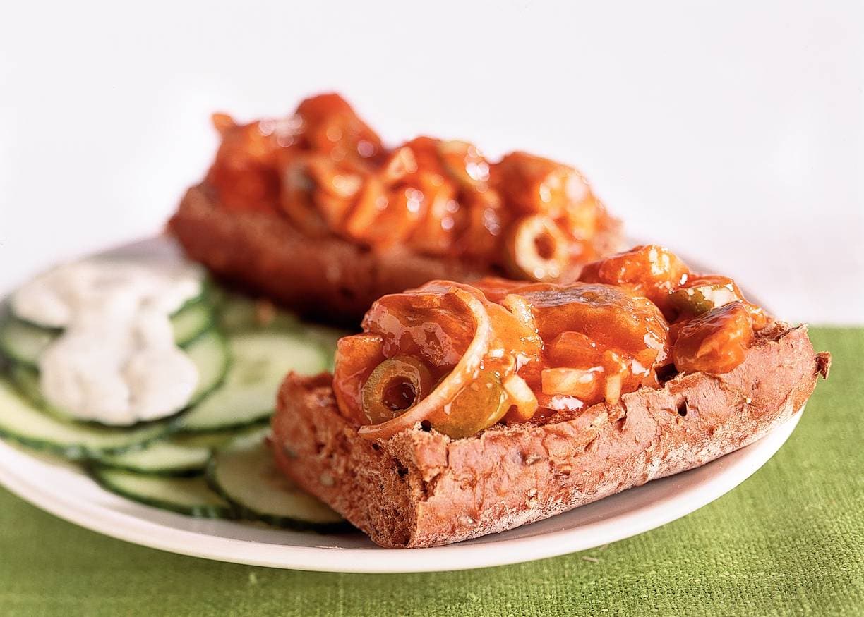 Haring in tomaten-madeirasaus op brood