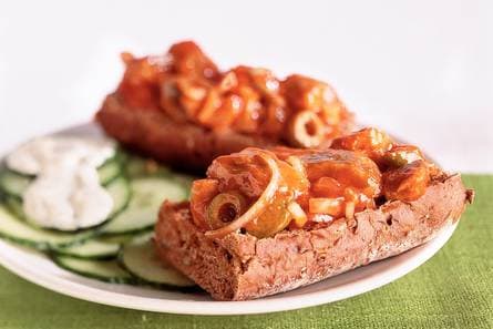 Haring in tomaten-madeirasaus op brood