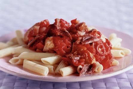 Pen­ne met pit­ti­ge vis­saus