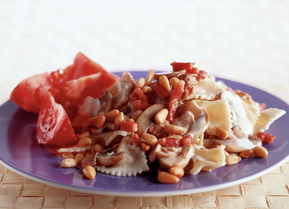 Pasta met champignons en pijnboompitten