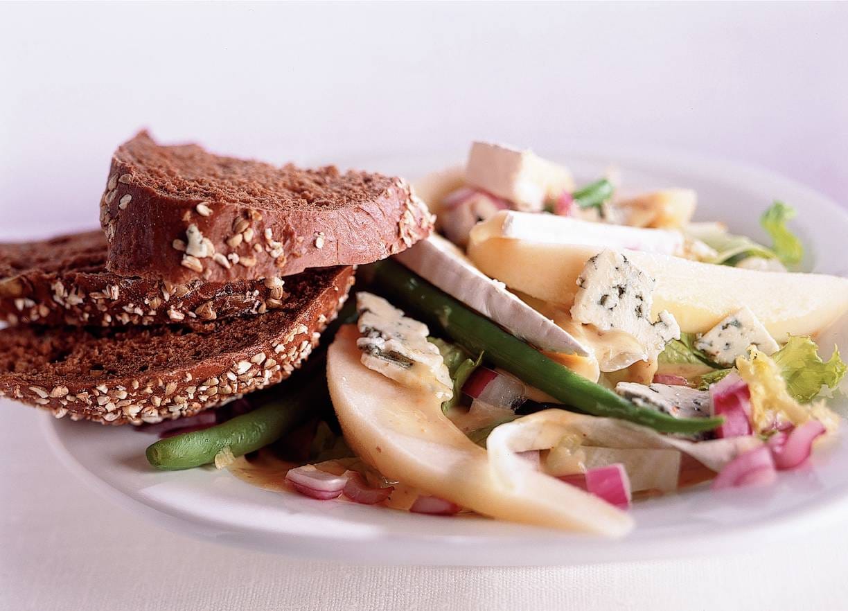 Twee-kazensalade met warm brood