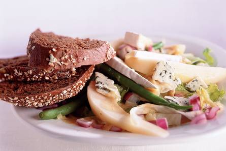 Twee-kazensalade met warm brood