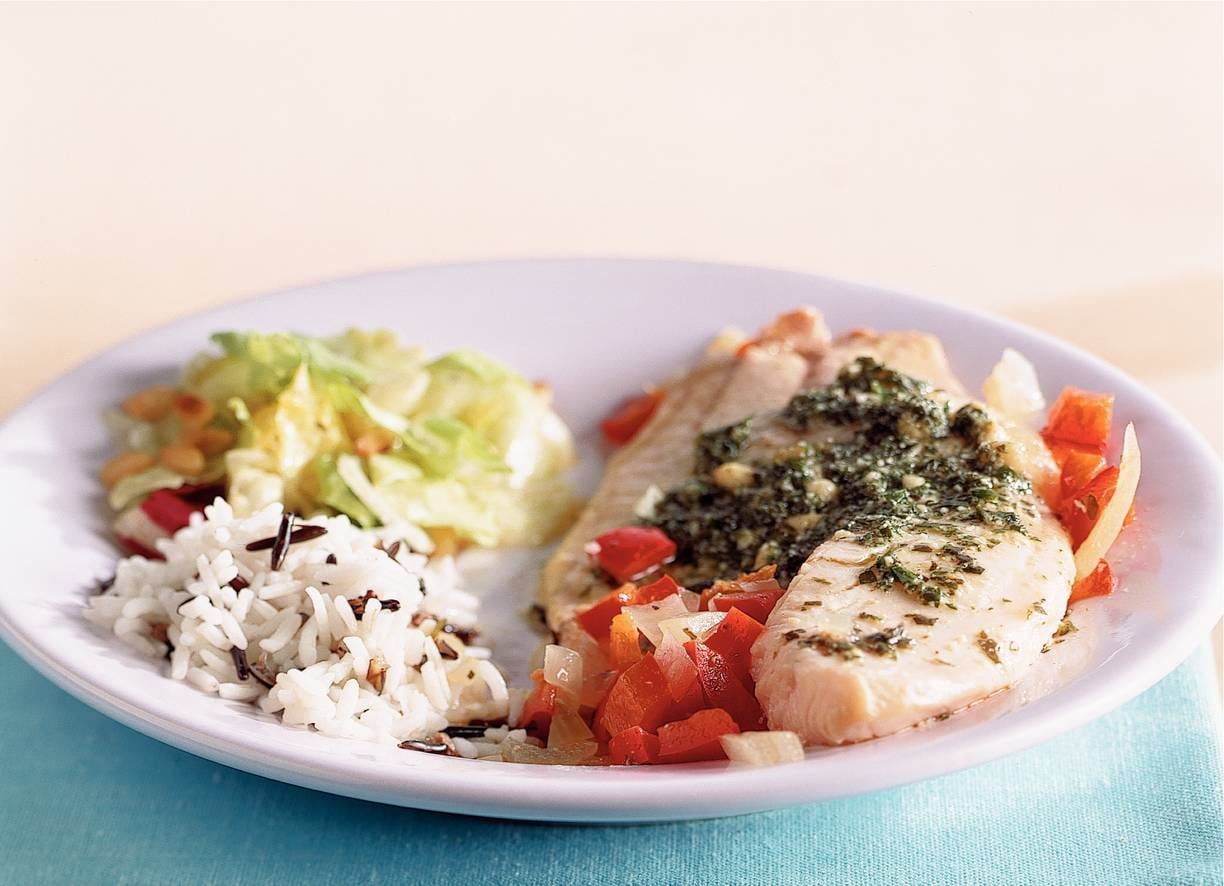 Tilapiapakketjes met rijst en salade