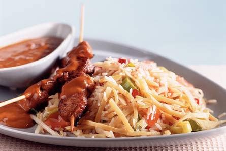 Rijstschotel met saté