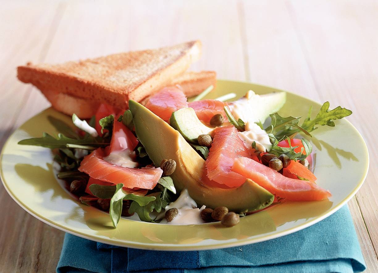 Salade met zalm en kaasdressing